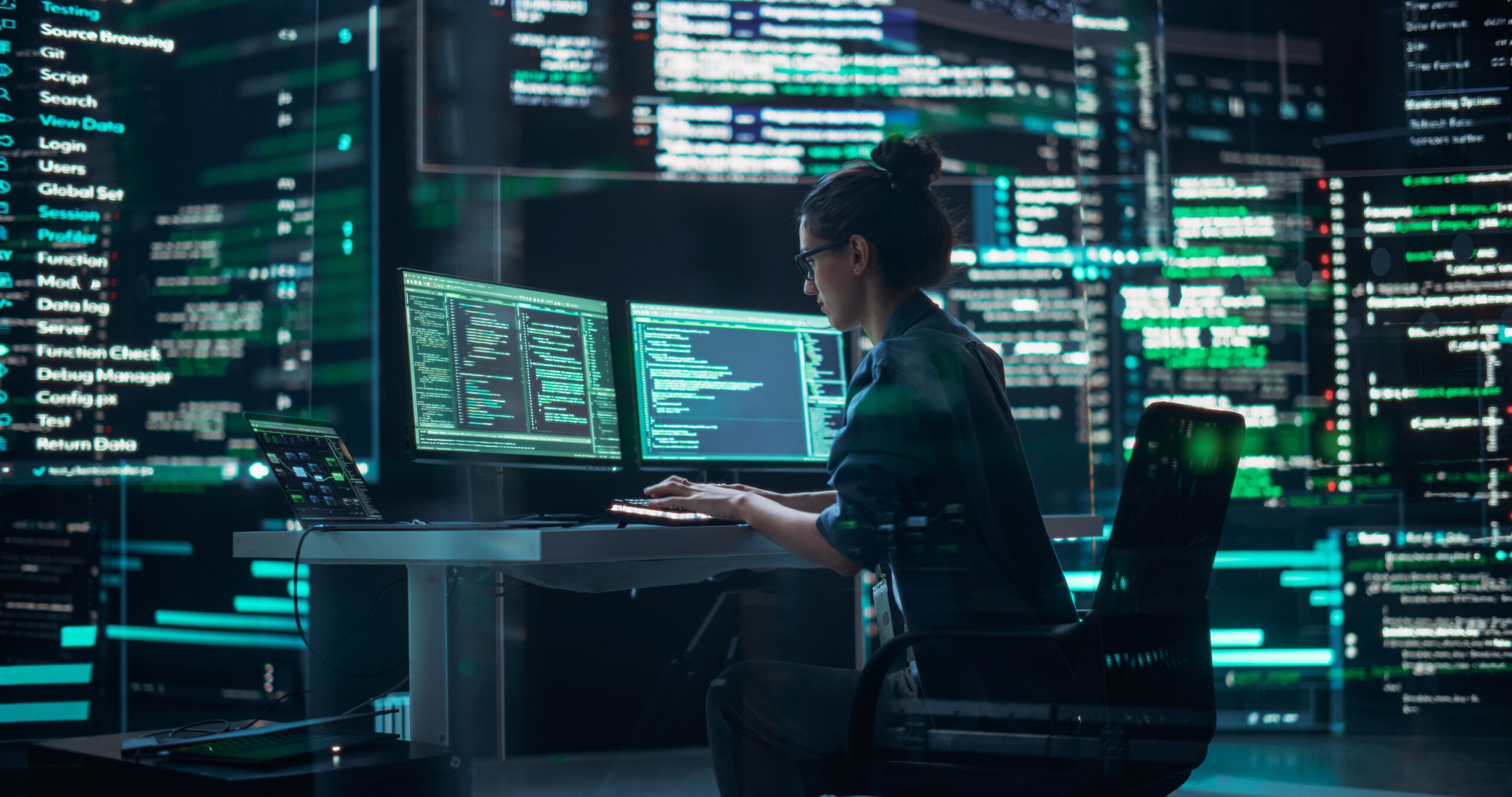 IT-Mitarbeiterin arbeitet in einem Serverraum