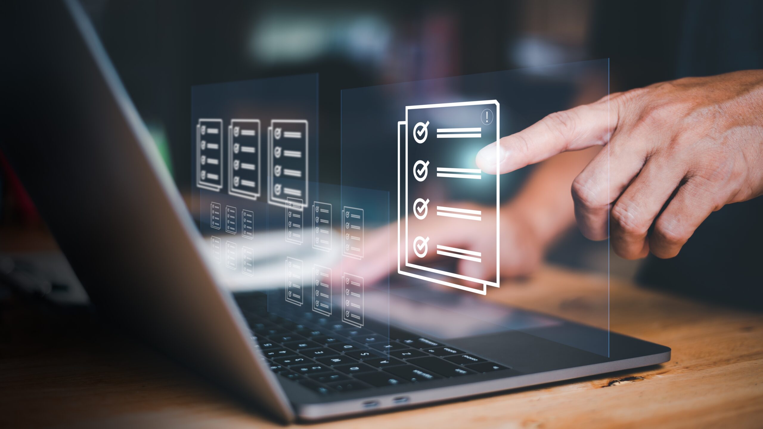 Laptop mit Symbolen zur Organisation von Dokumenten