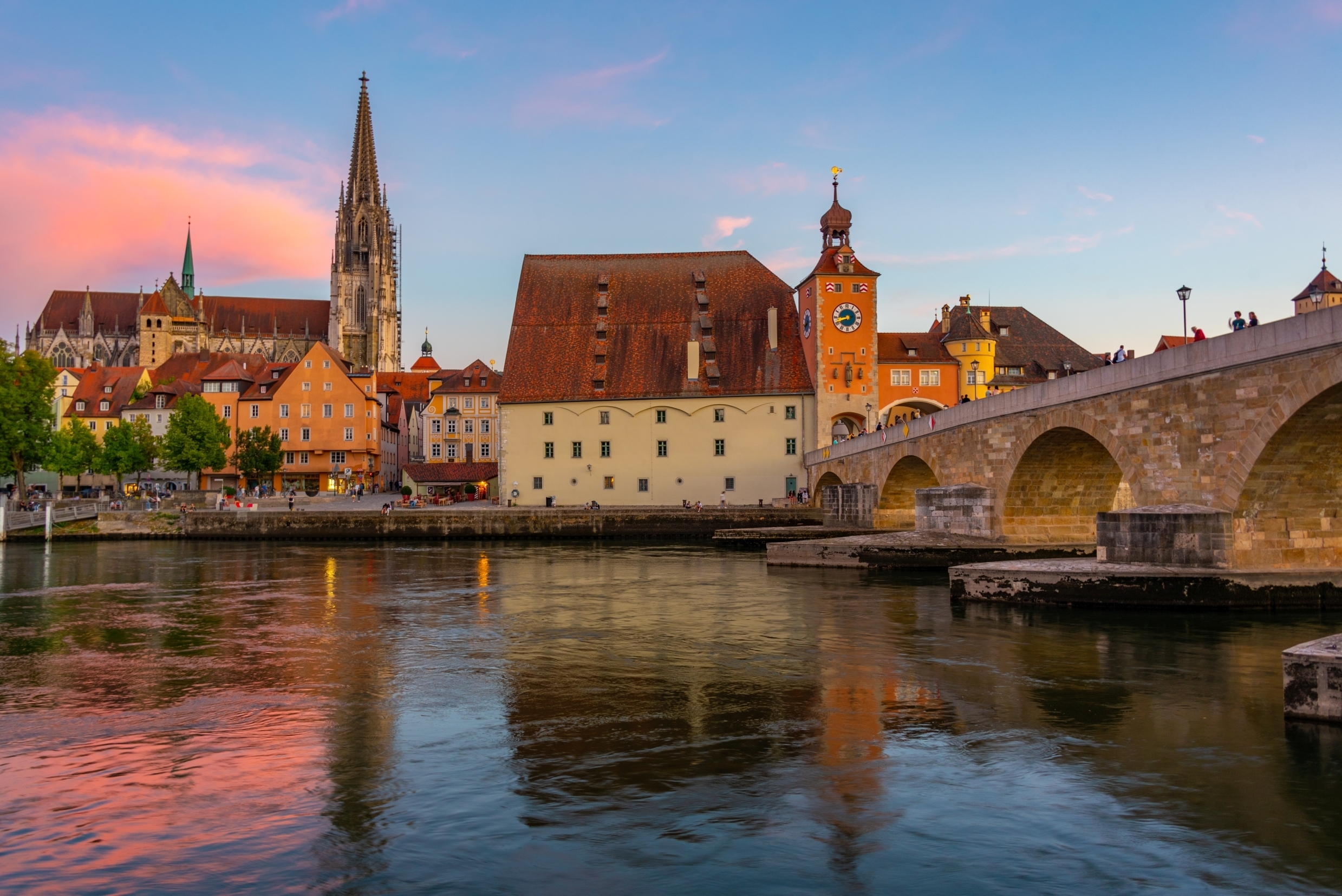 Blick auf die Regensburger Altstadt und Steinerne Brücke