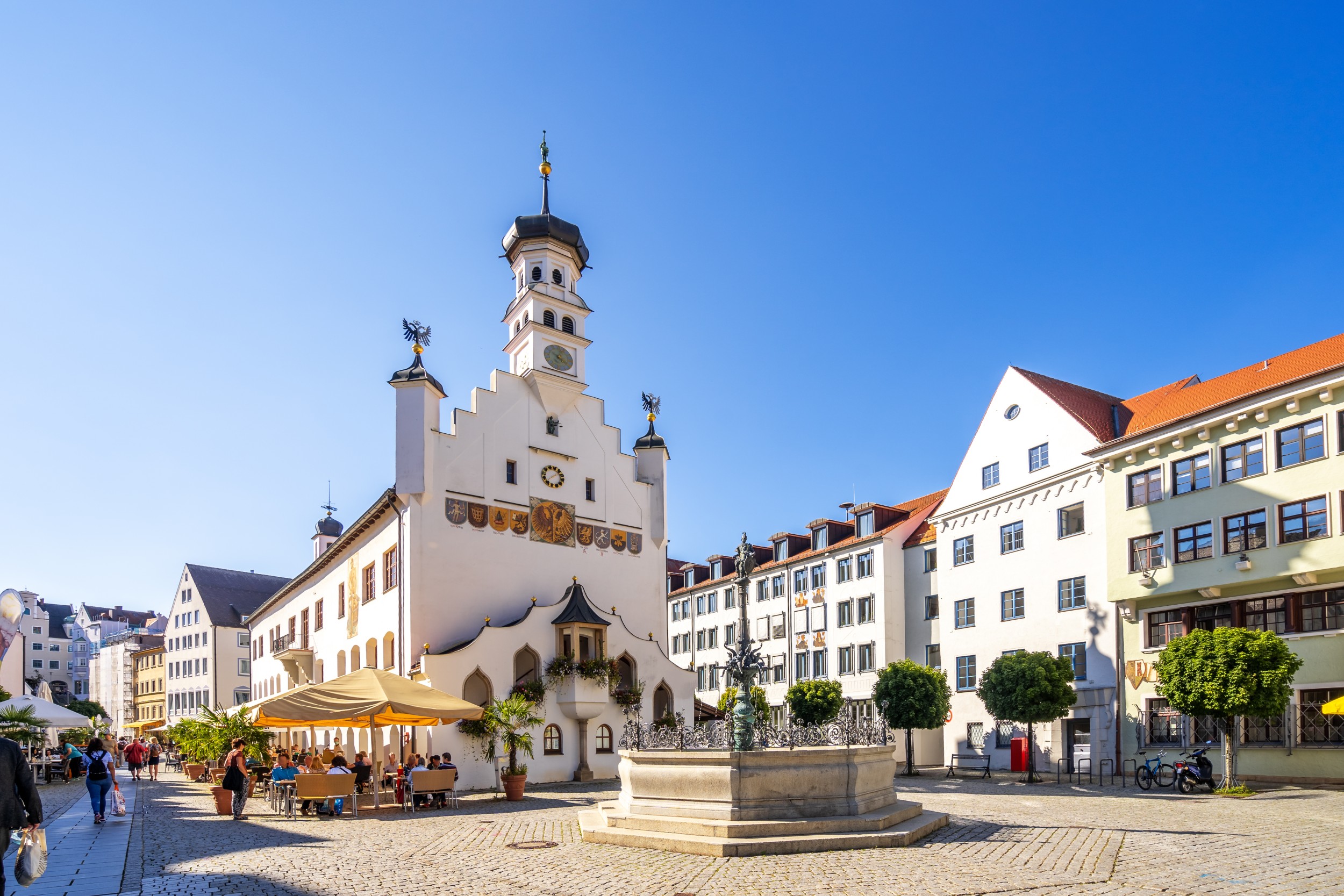 Altstadt von Kempten im Allgäu mit historischem Rathaus und Marktplatz.