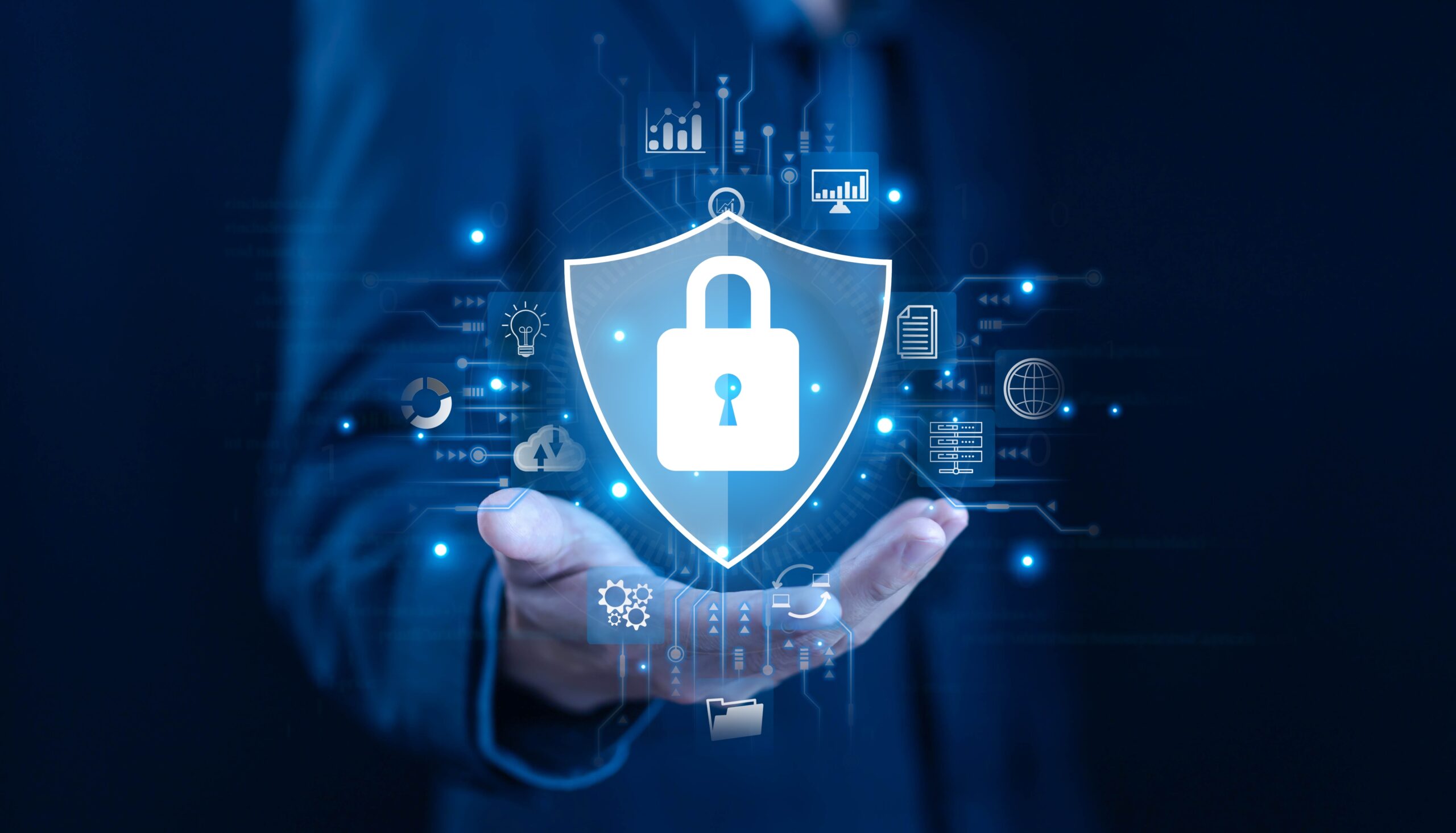 Hände halten ein digitales Schild mit Schloss-Symbol, umgeben von Icons für IT-Sicherheit und Datenschutz.