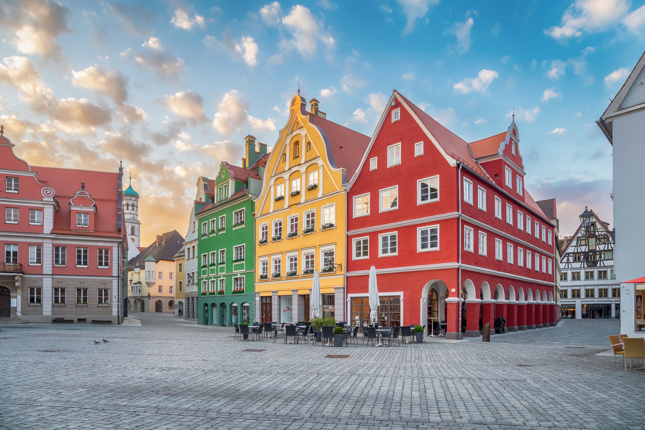 Marktplatz in Memmingen mit bunten Giebelhäusern in der Altstadt von Memmingen, Bayern