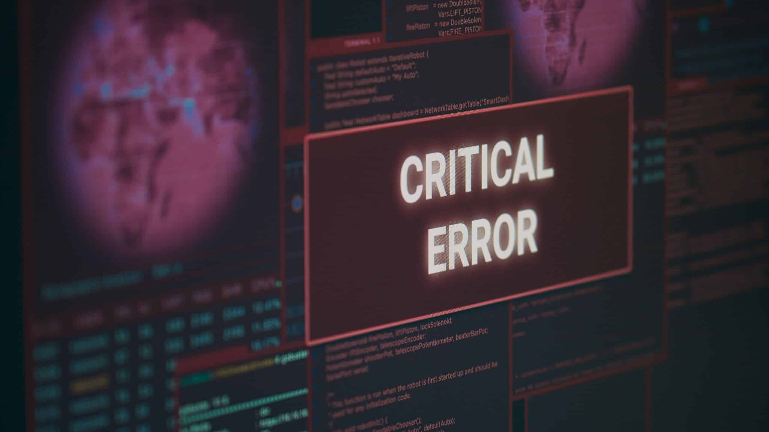 Digitale Benutzeroberfläche mit roter Warnmeldung ‚Critical Error‘ vor einem Hintergrund aus Code und Daten