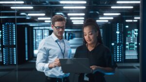 IT-Dienstleister Würzburg – IT-Team überwacht Server und IT-Infrastruktur im Rechenzentrum