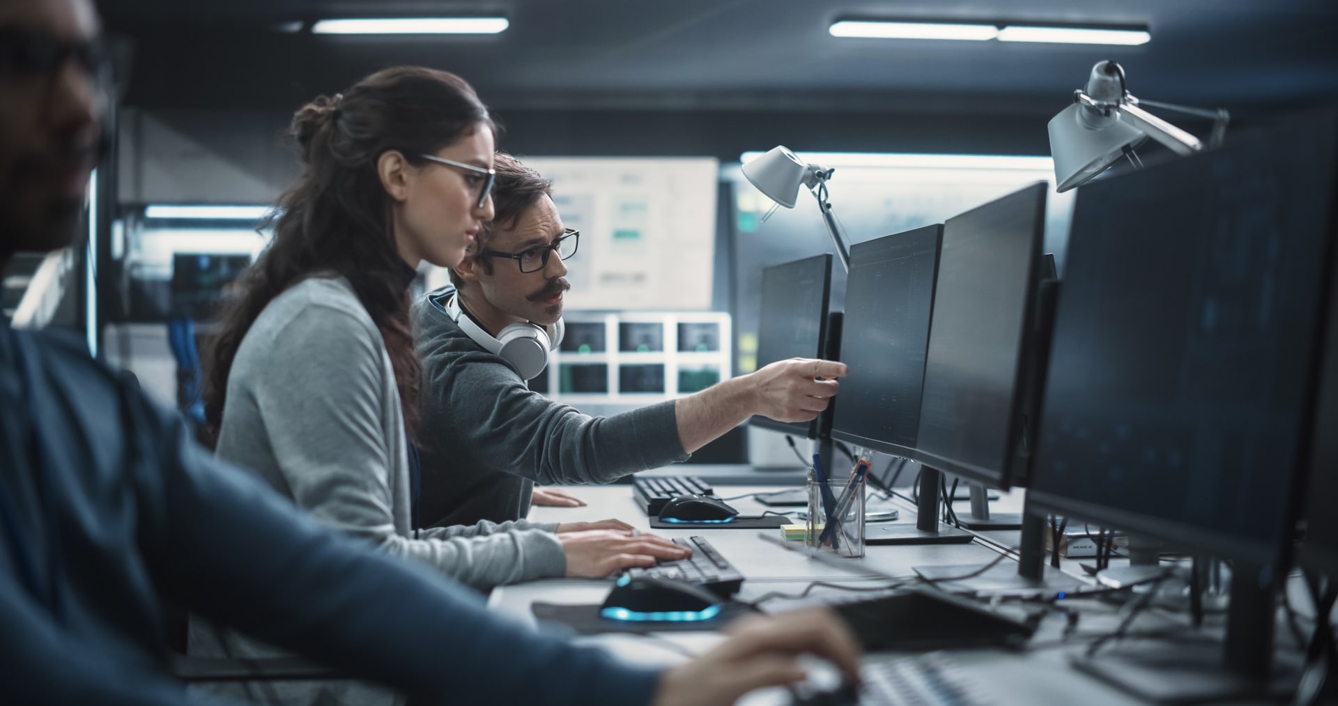 IT-Dienstleister – IT-Team arbeitet gemeinsam an Monitoring und Absicherung von Unternehmenssystemen