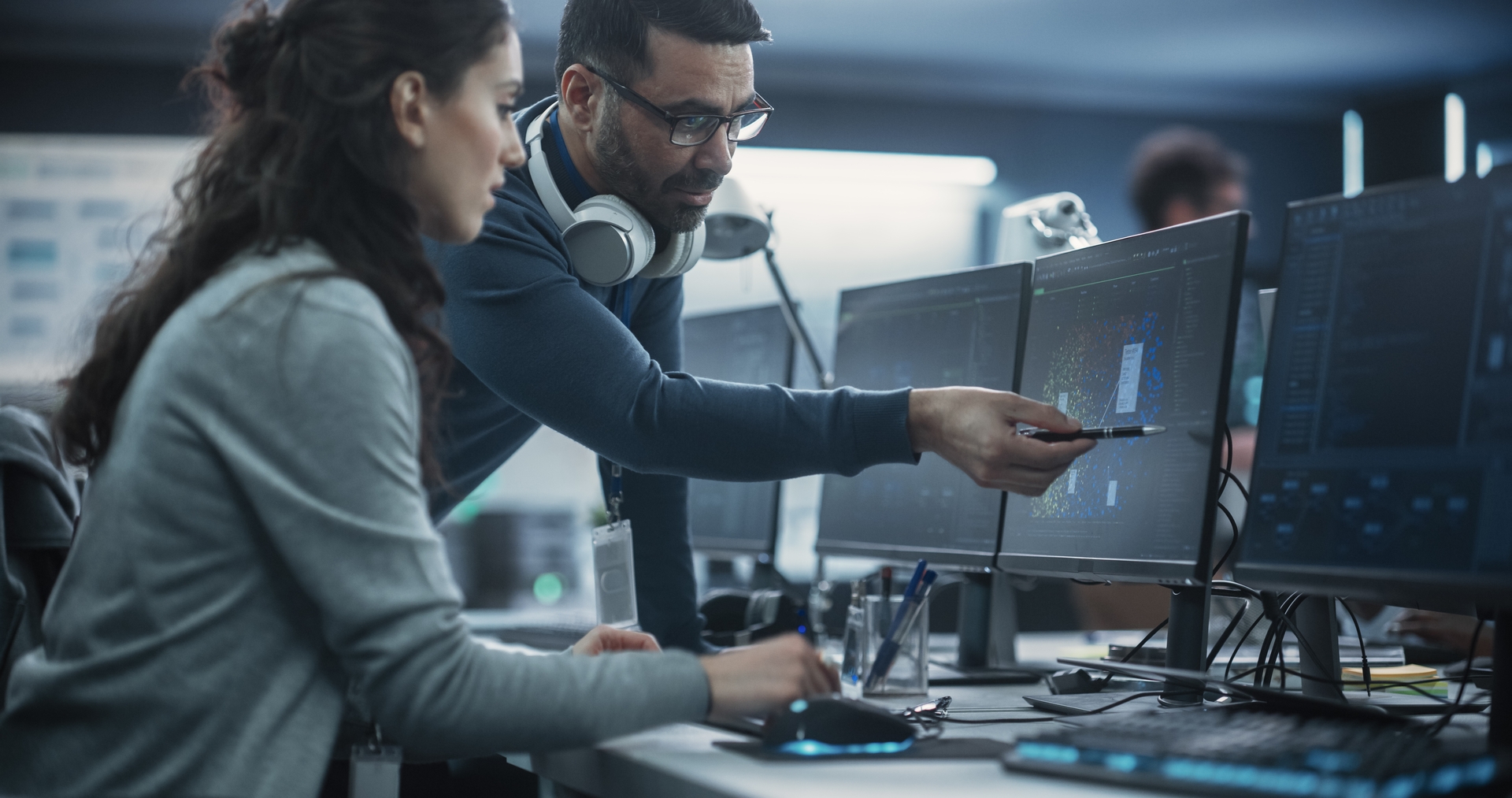 IT-Dienstleister Passau – IT-Administrator arbeitet an Systemüberwachung und IT-Sicherheit