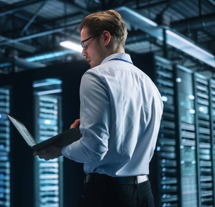 Techniker überprüft IT-Systeme in einem Serverraum